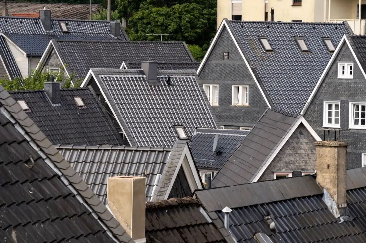 Steep roof eaves and gutter lines on houses in Peoria, IL